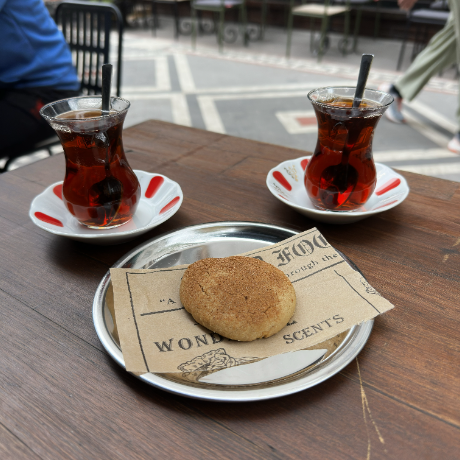 2 Demleme Çay Bardak + 1 Tahinli Kurabiye