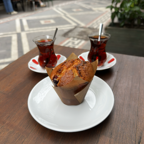 2 Demleme Bardak Çay + 1 Orman Meyveli Muffin