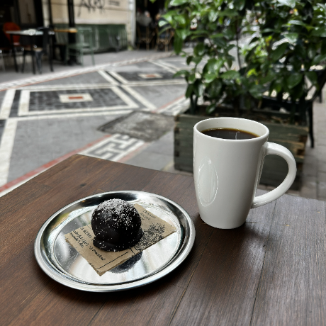 1 Filter Coffee + 1 Çikolatalı Ceviz Topu