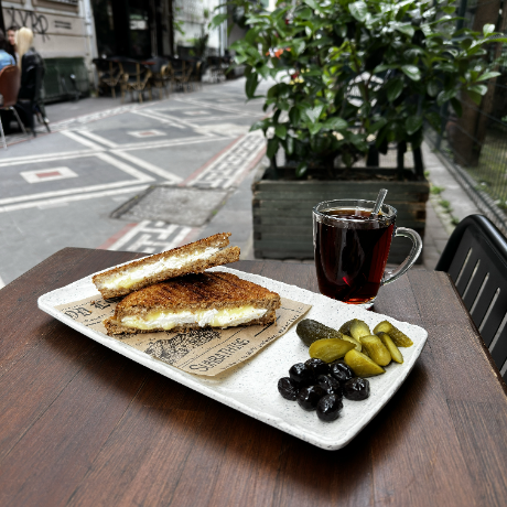 1 Demleme Çay Kupa + 1 İki Peynirli Tost