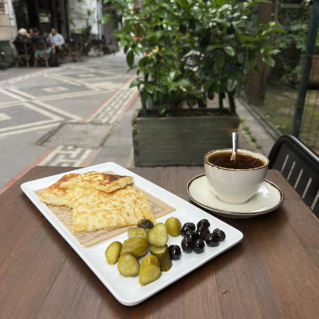 1 Demleme Çay Fincan + 1 Kaşarlı Gözleme