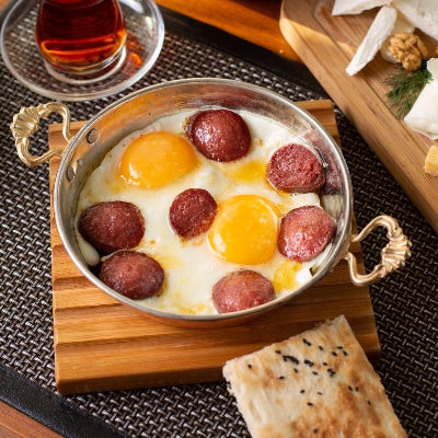 Sahanda Sucuklu Yumurta